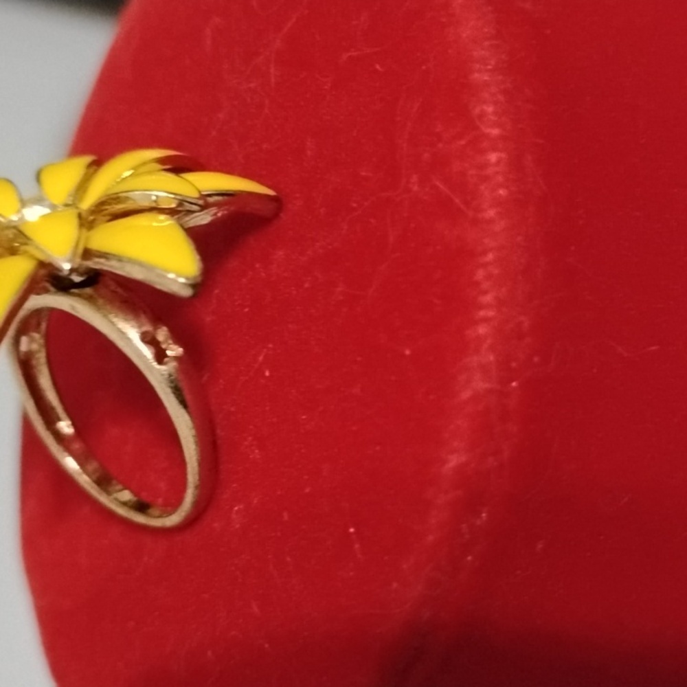 Niecy Nash Yellow Flower Ring with Crystal Accent, Goldtone Size 6 - Picture 6 of 8